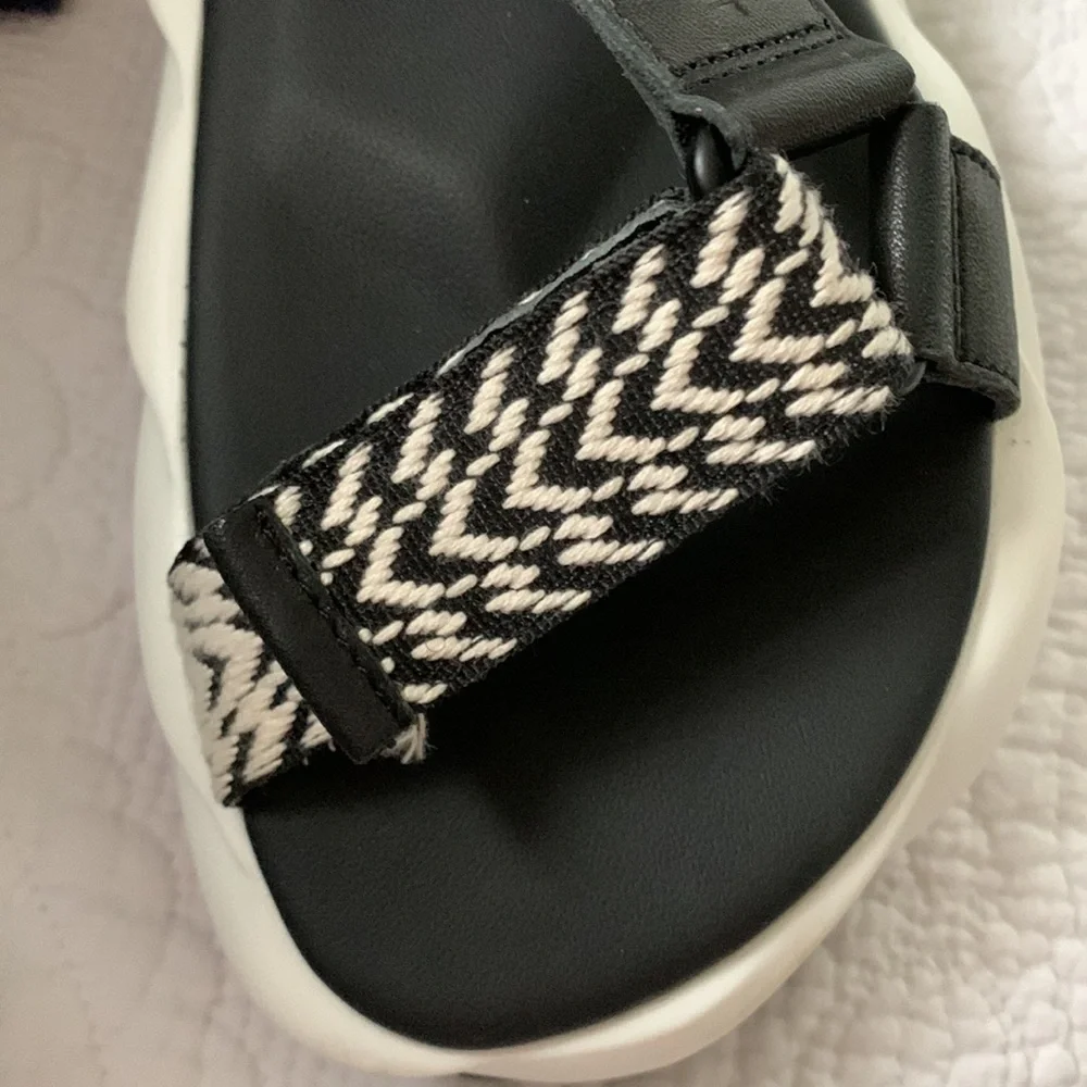 ❤️🔥❤️4CCCCEES BLACK & White sport sandal size 7 or 9 US❤️🔥❤️ - Picture 10 of 11
